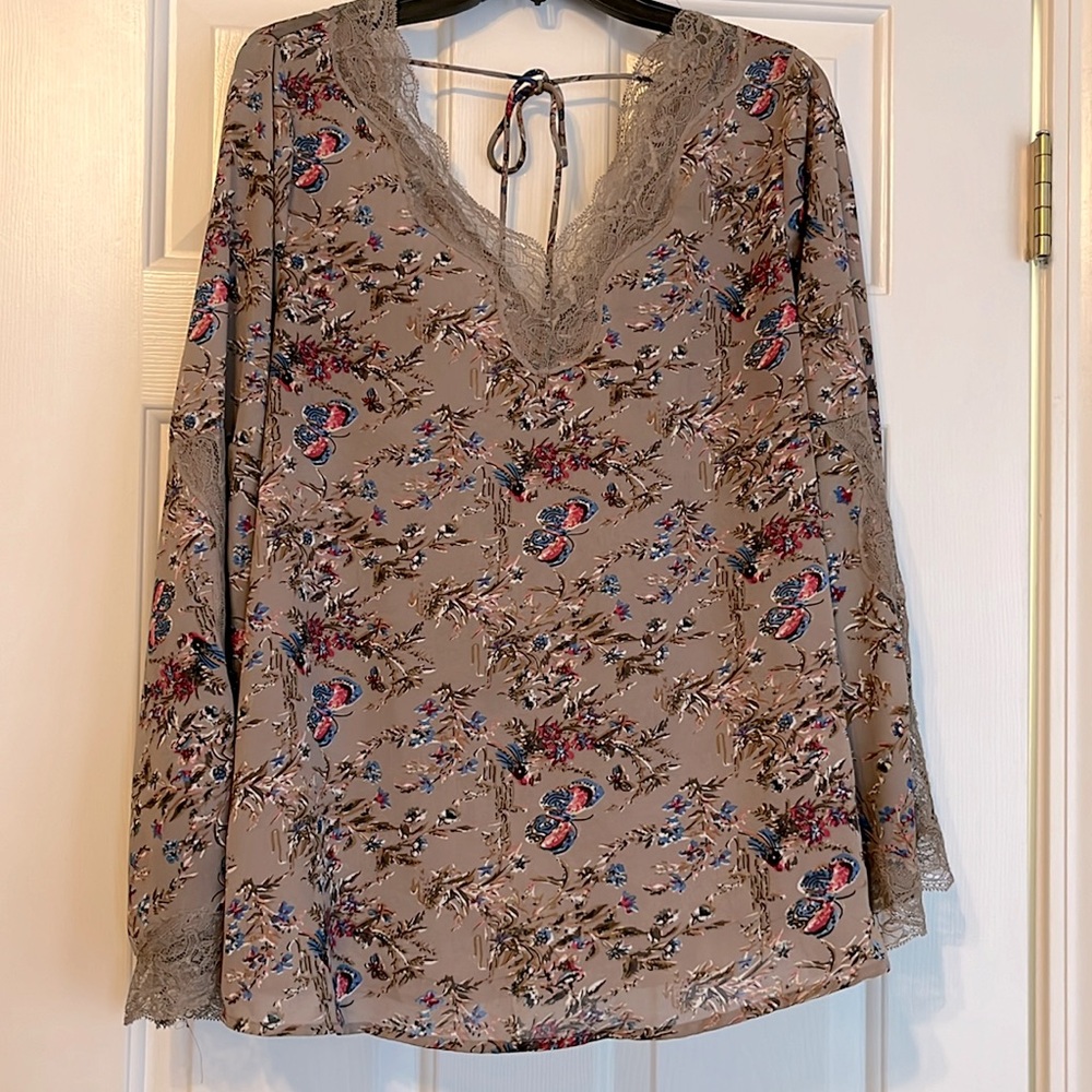 Boutique Flowy Blouse *Entro*
